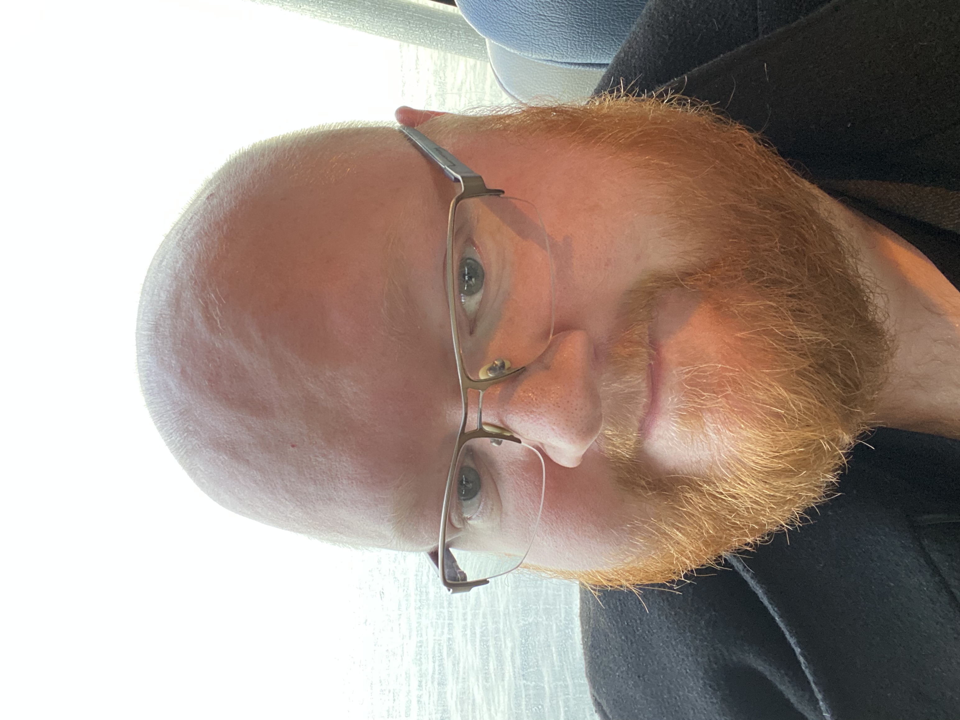 Headshot 2023 Jan farge